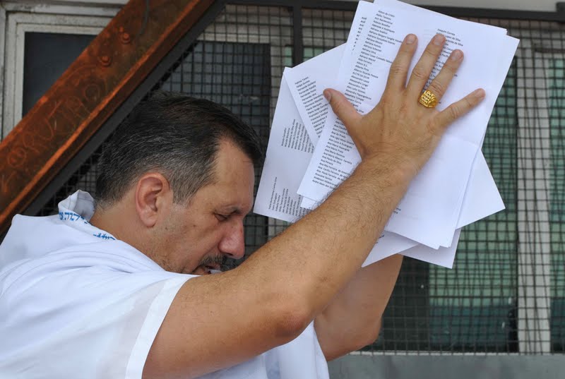 Ap. Paulo Correia ministrando no Pico do Jaragua - Subida dos Vencedores - Lista de Nomes para Orações 2.jpg